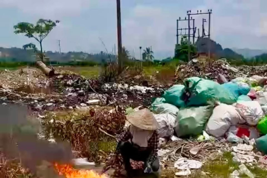Xử phạt người phụ nữ đốt rác tại khu vực chôn lấp chất thải