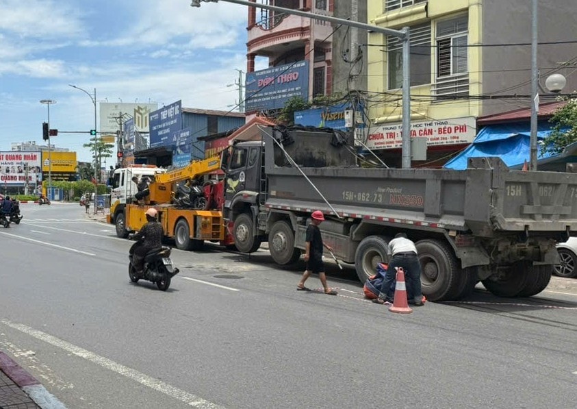 1 phụ nữ đi xe máy tử vong trên phố vì va chạm với xe tải