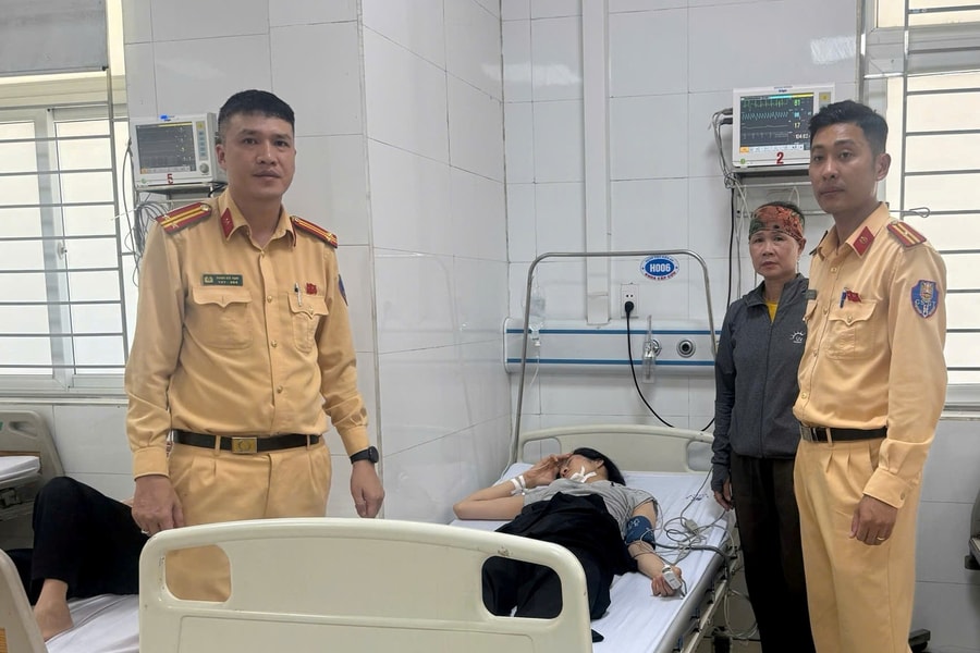 Cảnh sát giao thông dùng xuồng cao tốc đưa nữ thuyền viên đi cấp cứu
