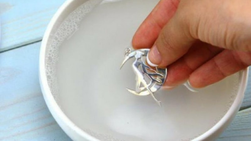 Mẹo làm sáng trang sức bạc bị xỉn màu tại nhà