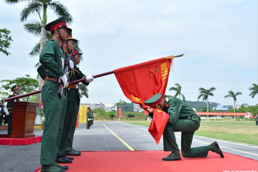 Lễ tuyên thệ chiến sĩ mới tại trung đoàn bộ binh lớn nhất Hải Phòng