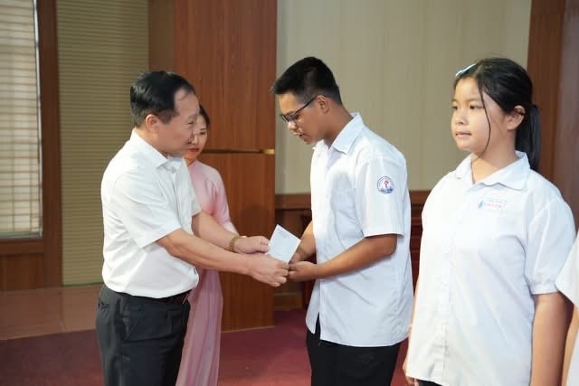 Thêm 18 trẻ mồ côi ở Phú Thái được nhận đỡ đầu