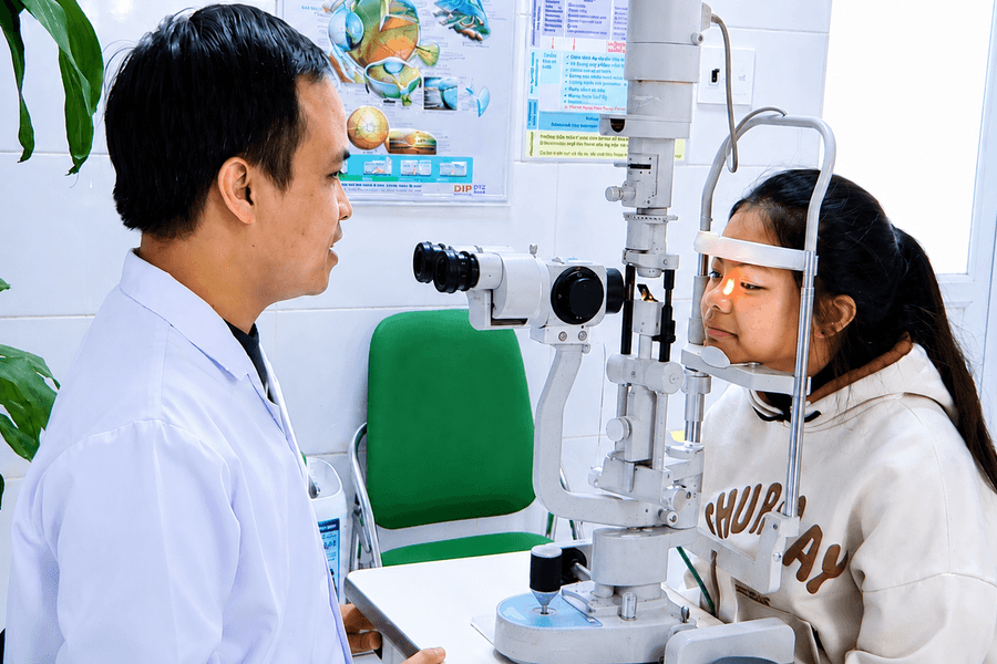 Báo động tật khúc xạ học đường