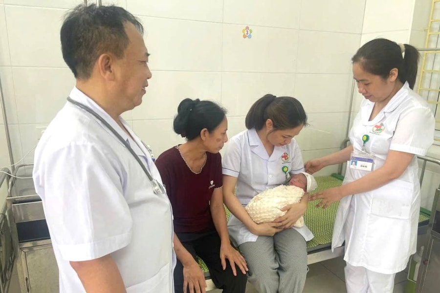 Trung tâm Y tế Vĩnh Bảo cấp cứu thành công ca sa dây rau nguy kịch, cứu sống mẹ và bé