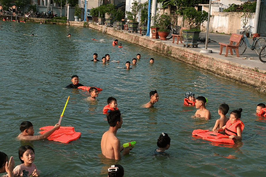 Cải tạo ao làng thành không gian bơi an toàn