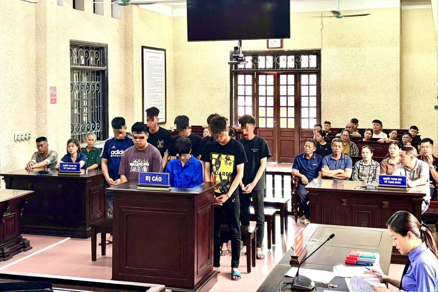 Mang hung khí đi xe máy 'thị uy', 8 học sinh lĩnh án