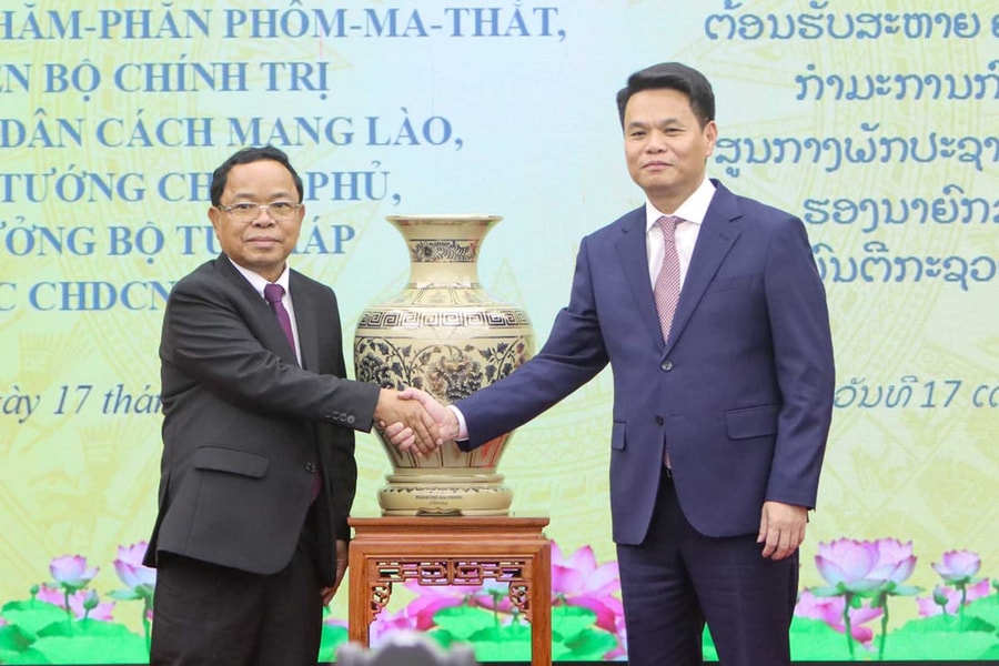 Secretary of Hai Phong Party Committee Le Ngoc Chau meets Lao Deputy Prime Minister