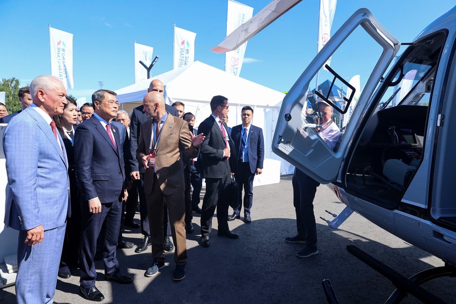 Thủ tướng thăm triển lãm tiềm lực công nghiệp, công nghệ cao và xuất khẩu của Tatarstan, Liên bang Nga