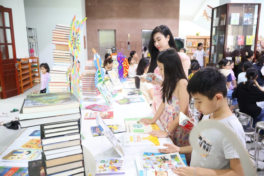 Niềm vui của trẻ, áp lực của cha mẹ