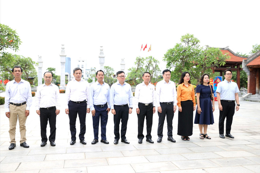 Đoàn đại biểu Hội Nhà báo Việt Nam dâng hương tri ân đồng chí Nguyễn Đức Cảnh