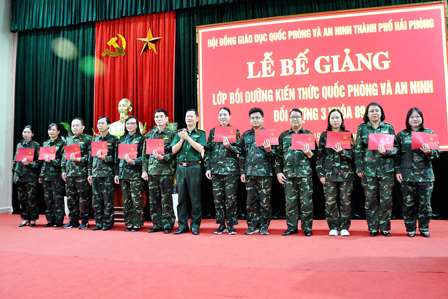 Bế giảng lớp bồi dưỡng kiến thức quốc phòng và an ninh đối tượng 3