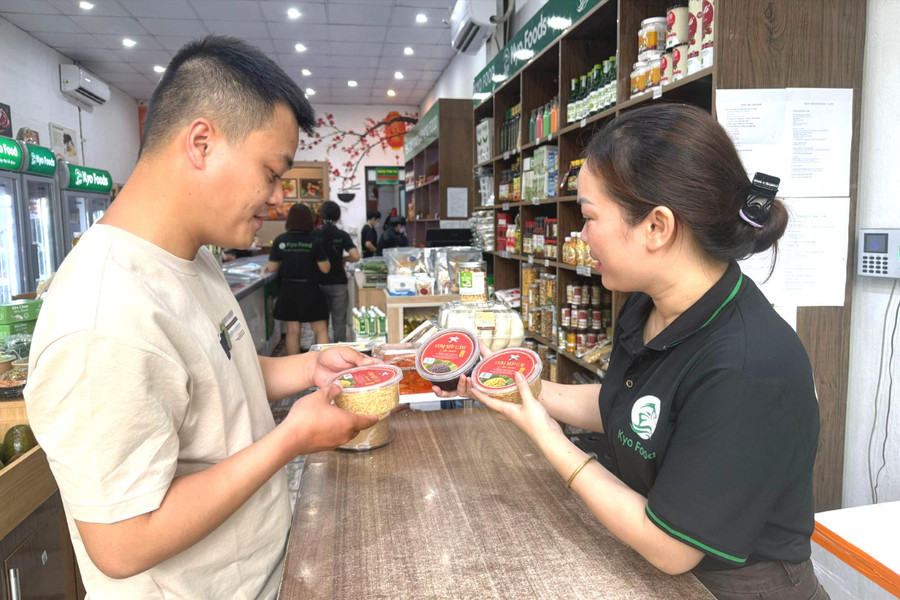 Sôi động thị trường thực phẩm, trái cây dịp Tết Đoan Ngọ