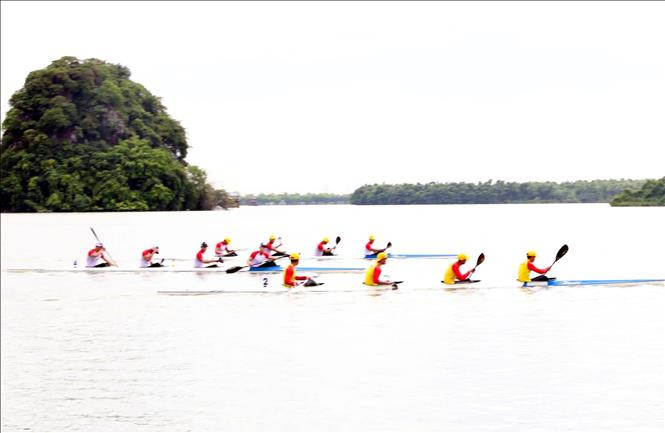 Gần 300 vận động viên tranh tài tại Giải canoeing vô địch các đội mạnh quốc gia