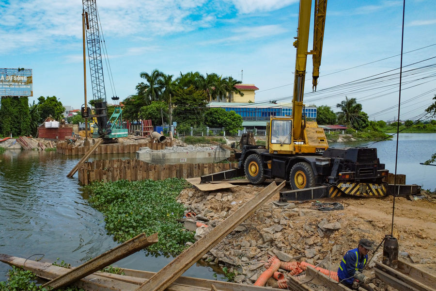 Hối hả công trường xây dựng cầu Vàng 1 qua sông Đa Độ