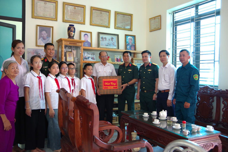Chăm lo hậu phương, thắt chặt tình quân dân