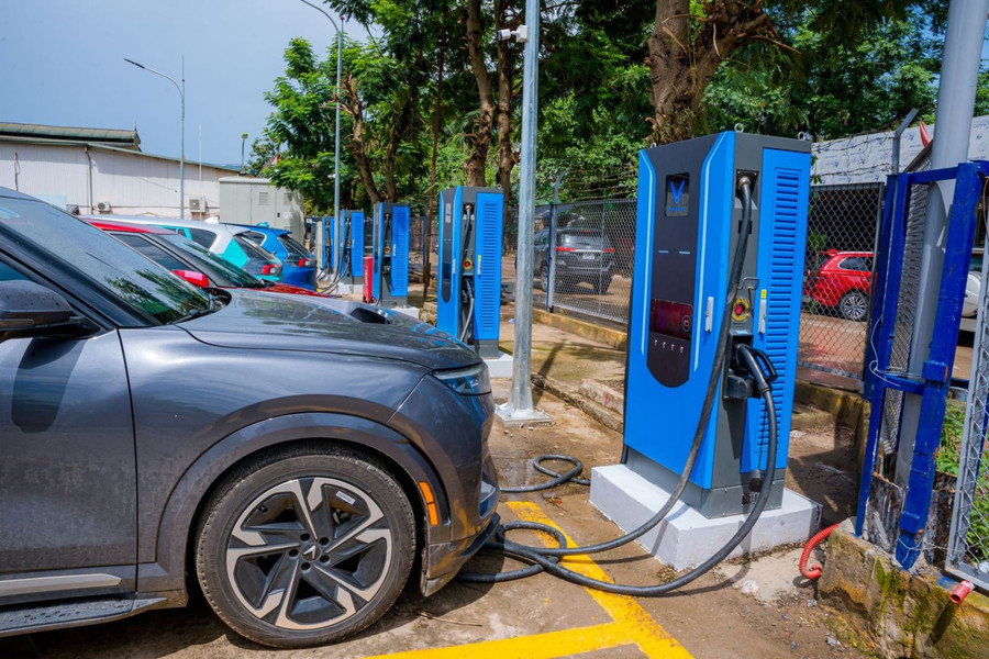 Sạc xe điện dưới trời mưa có an toàn?