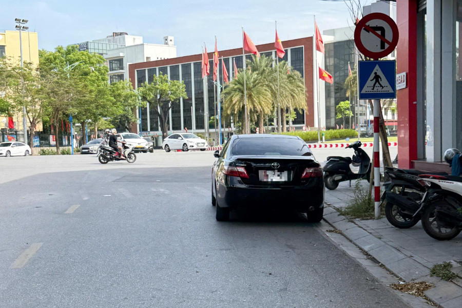 Đỗ xe ô tô sai quy định ở đầu phố Tam Giang