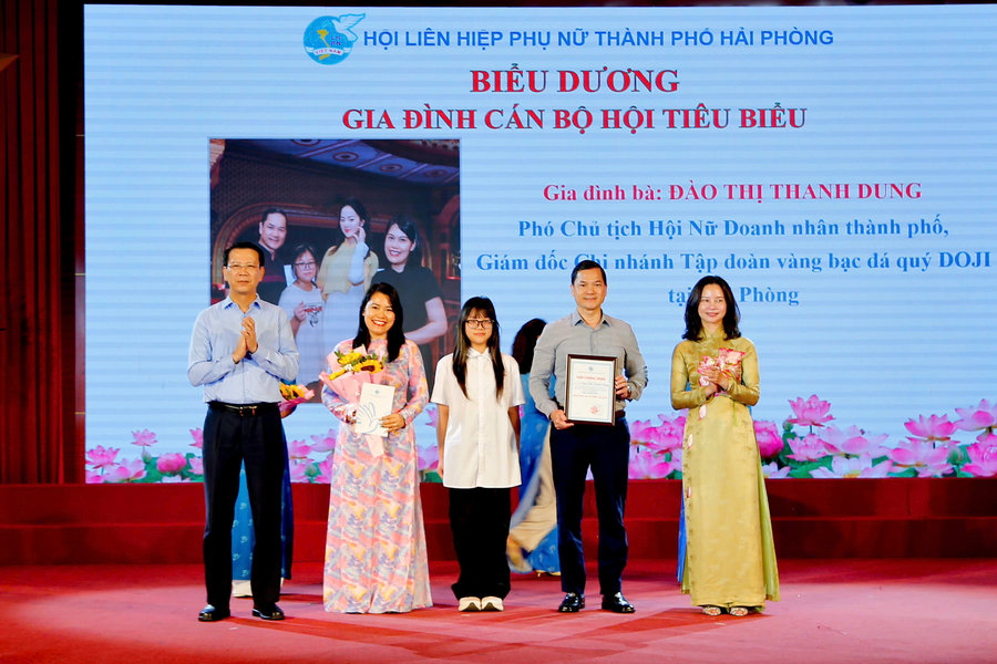 Phát động 'Xây dựng gia đình 5 không, 3 sạch, 3 an'