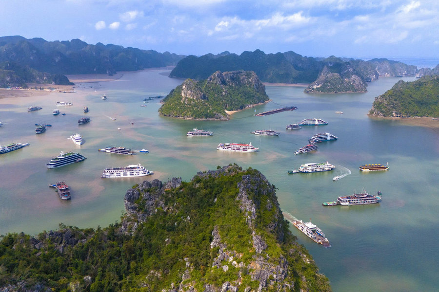 Hai Phong bustles with summer tourism