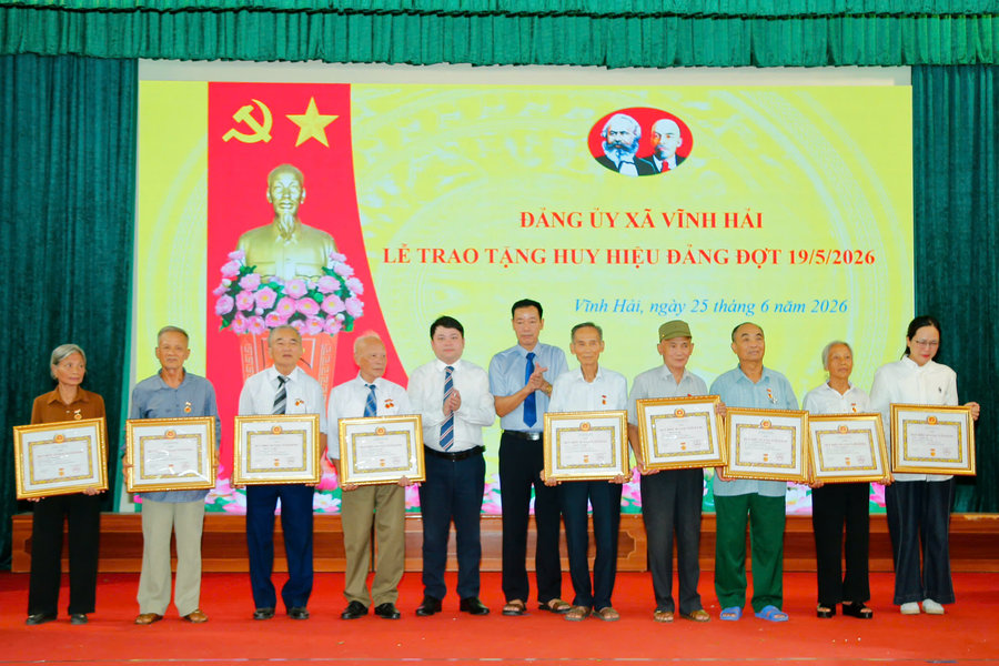 Đảng bộ Vĩnh Hải trao Huy hiệu Đảng đợt 19/5