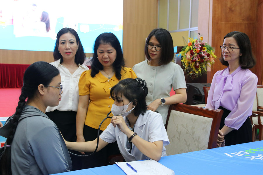 400 phụ nữ, trẻ em Hải Phòng được tặng quà, khám sức khỏe miễn phí