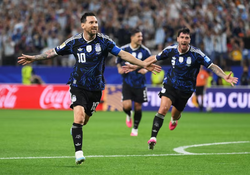 Messi lại lập kỷ lục, Argentina toàn thắng vòng bảng