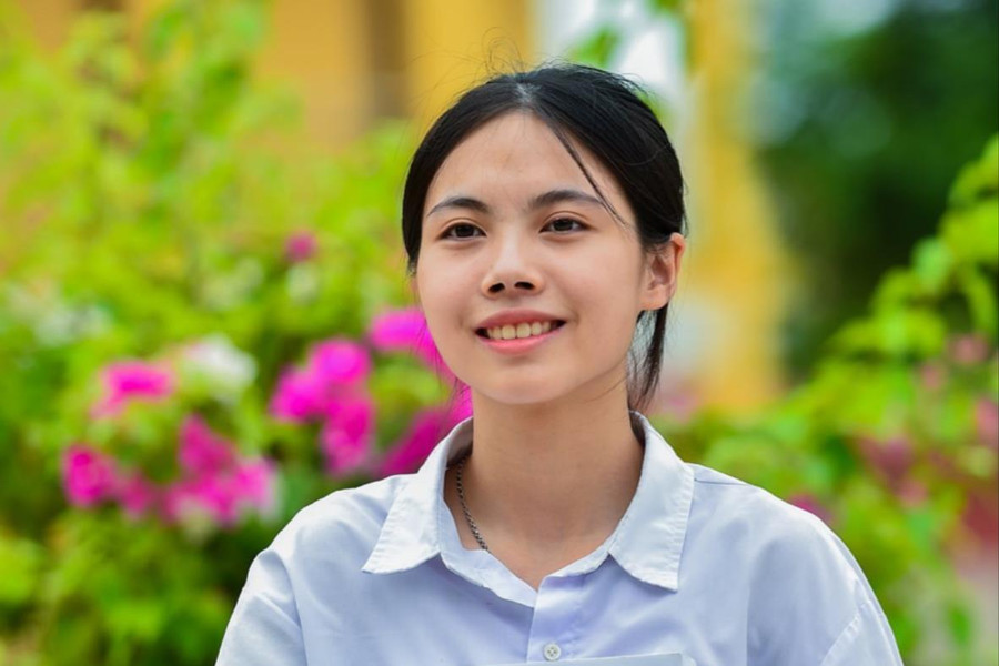 Cô học trò nghèo trở thành thủ khoa toàn quốc khi đang đi làm thêm