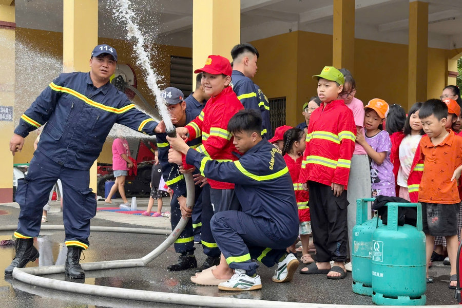 Thiếu nhi Hải Phòng trải nghiệm 'một ngày làm lính cứu hỏa'