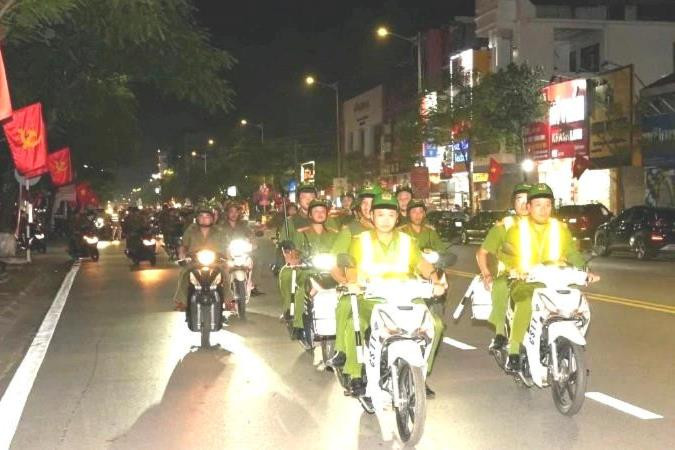 Chặn 'quái xế' từ đường phố đến mạng xã hội
