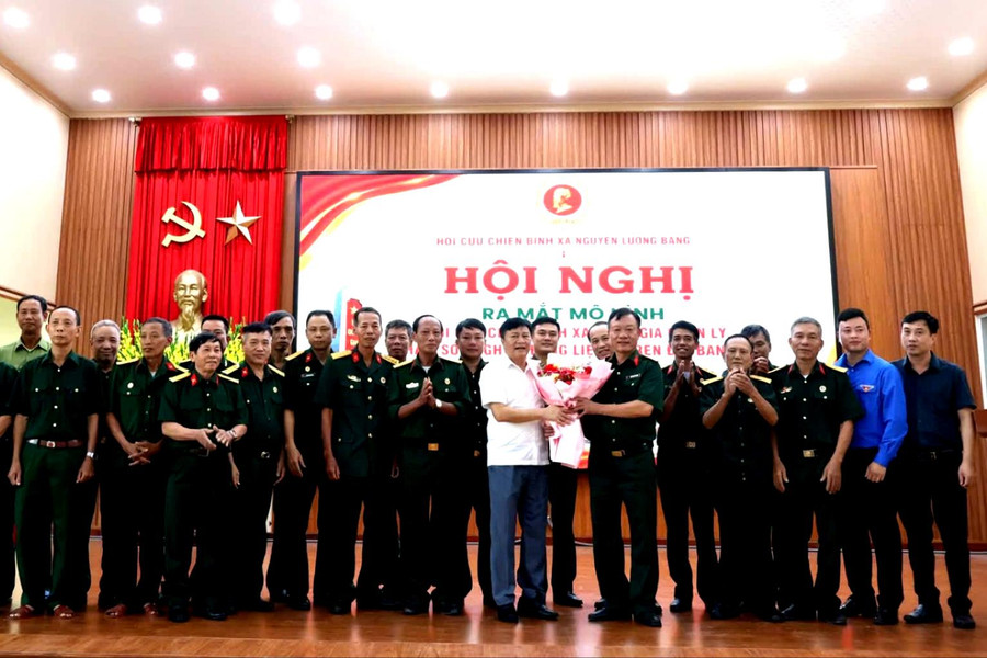 Cựu chiến binh xã Nguyễn Lương Bằng nhận chăm sóc nghĩa trang liệt sĩ