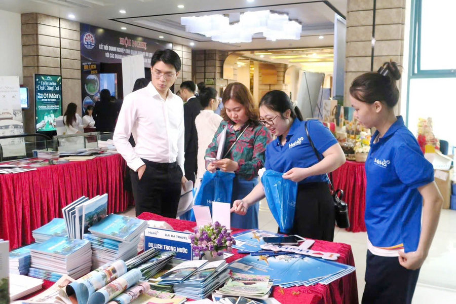 'Bạn đồng hành' mới của hướng dẫn viên