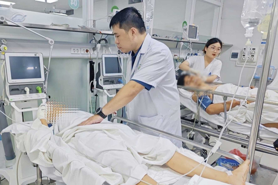 Bệnh viện Hữu nghị Việt Đức cấp cứu 3 nạn nhân vụ tai nạn xe khách trên cao tốc Hà Nội - Hải Phòng