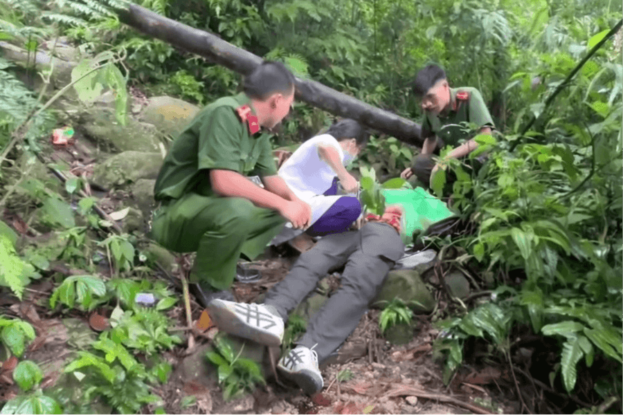 Kịp thời cứu du khách Hải Phòng kiệt sức mắc kẹt trong rừng Tây Yên Tử