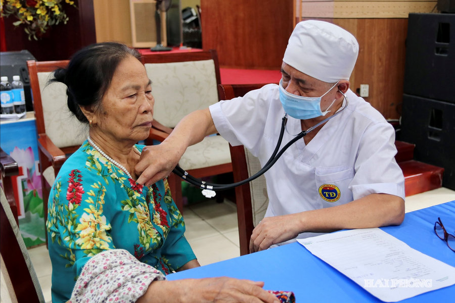 Tích cực đưa chủ trương chăm sóc sức khỏe nhân dân vào thực tiễn