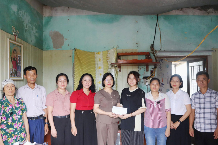 Xã Hà Nam trao trợ cấp hằng tháng cho 10 học sinh vượt khó học giỏi