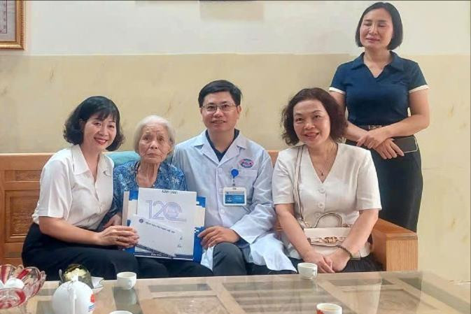 Khám bệnh tại nhà, tri ân Bà mẹ Việt Nam anh hùng và người có công