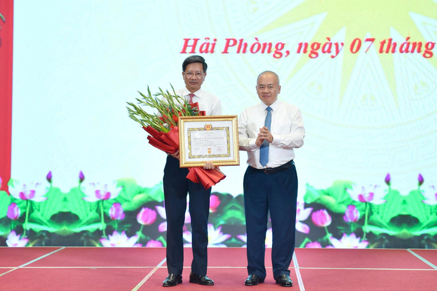 Phó Chủ tịch Thường trực UBND thành phố Lê Anh Quân nhận Huy hiệu 30 năm tuổi Đảng