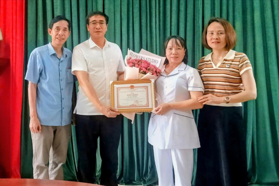 Khen thưởng nữ hộ sinh ở xã Hồng Châu cứu sống cháu bé bị đuối nước