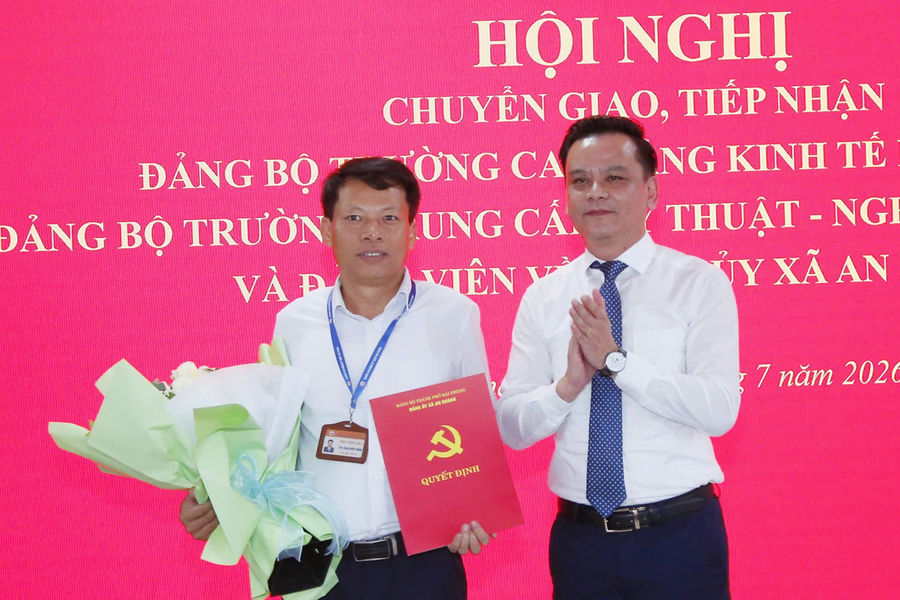 Chuyển giao 2 Đảng bộ về trực thuộc Đảng bộ Trường Cao đẳng Kỹ thuật Hải Phòng