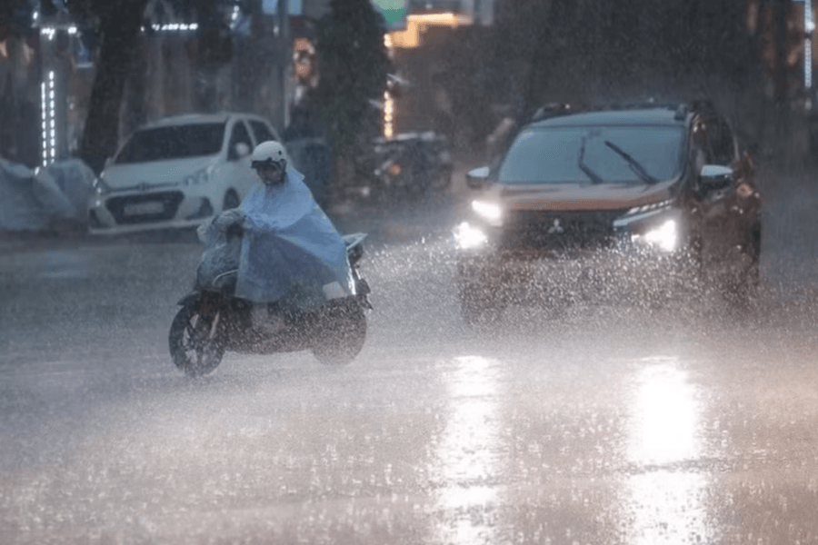 Mưa dông tiếp diễn tại Bắc Bộ, cảnh báo lốc sét và ngập úng