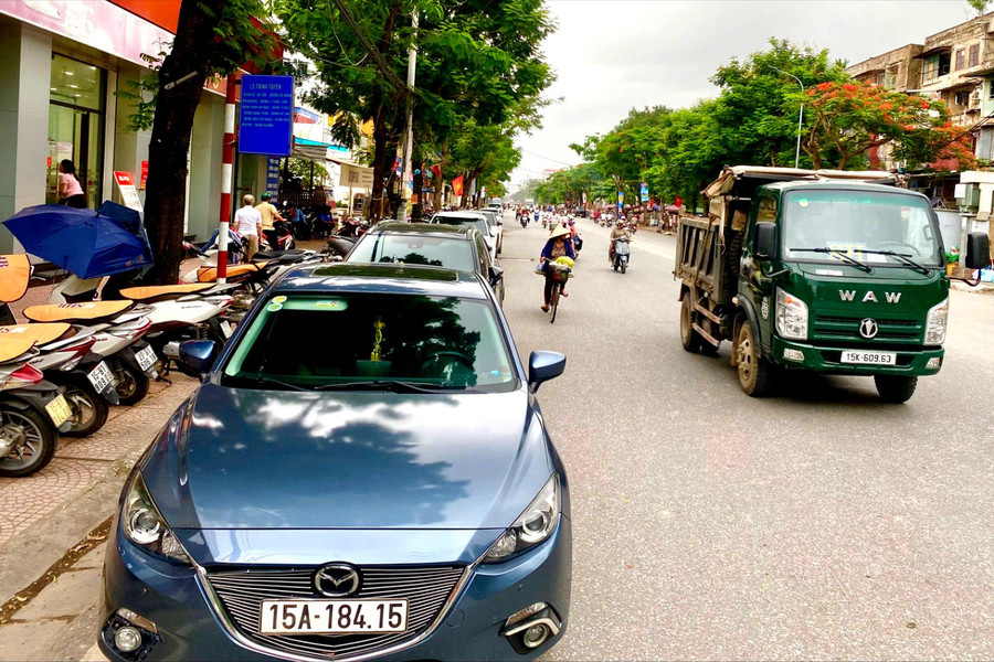 Thiếu bãi đỗ xe, người dân chật vật gửi ô tô