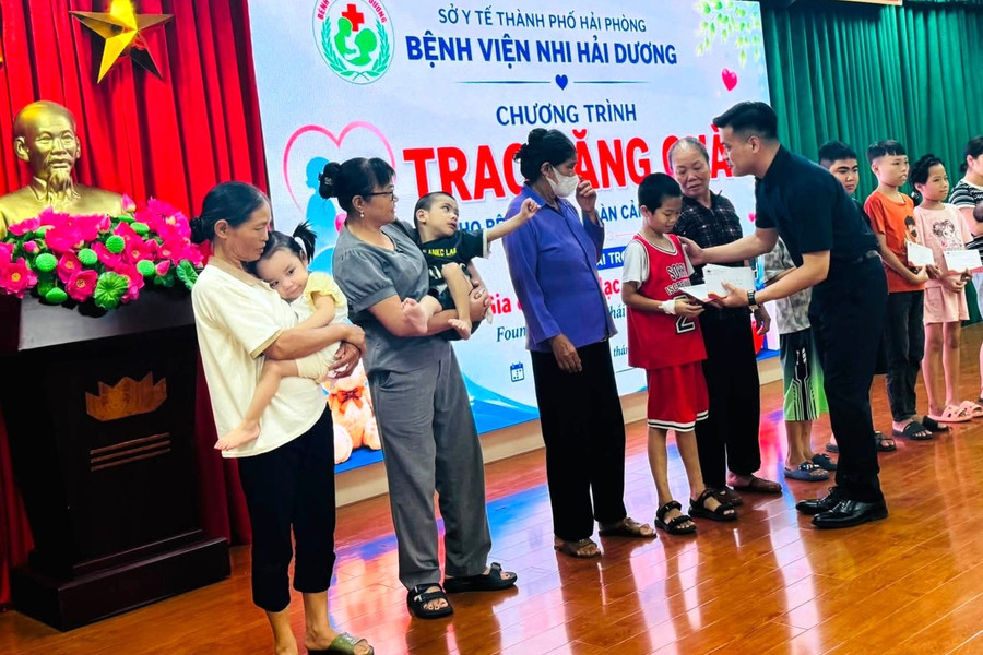 Nhà sáng lập Hệ thống Thái Dương Mart trao quà hỗ trợ bệnh nhi