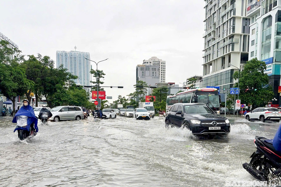 Mưa lớn đầu giờ sáng, nhiều tuyến phố Hải Phòng ngập cục bộ
