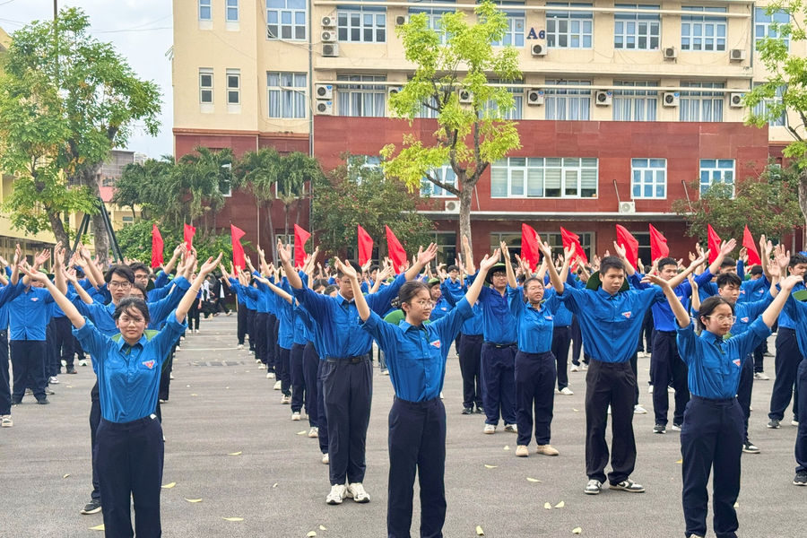 'Lá chắn thép' của thanh niên trước những dị phẩm văn học