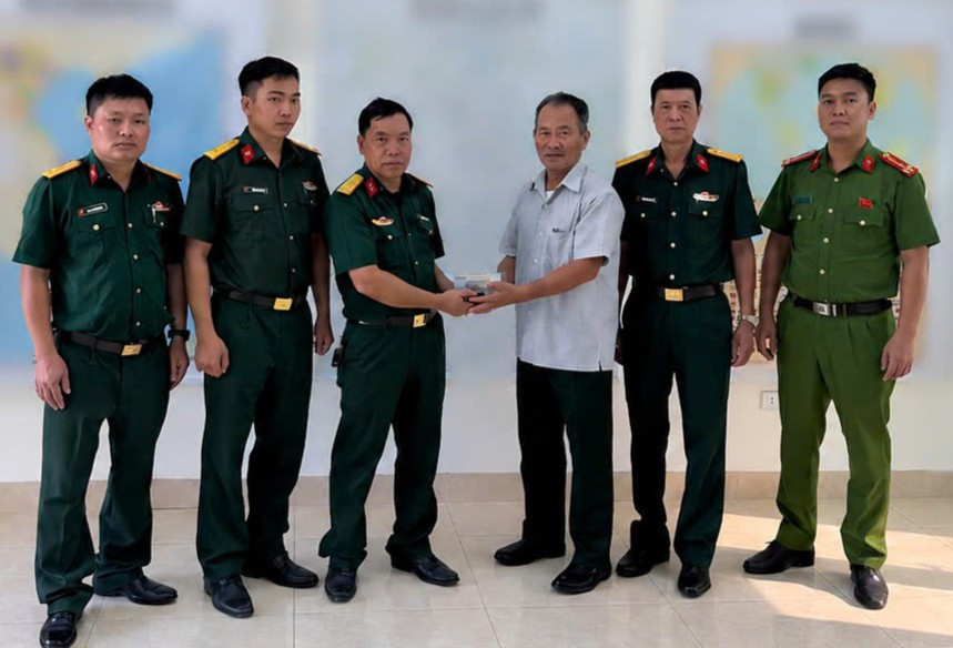 Cán bộ quân sự xã Tiên Lãng trao trả gần 220 triệu đồng cho người đánh rơi
