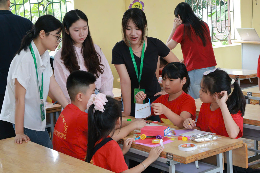Tình nguyện viên Việt Nam - Hàn Quốc tổ chức hoạt động trải nghiệm cho học sinh