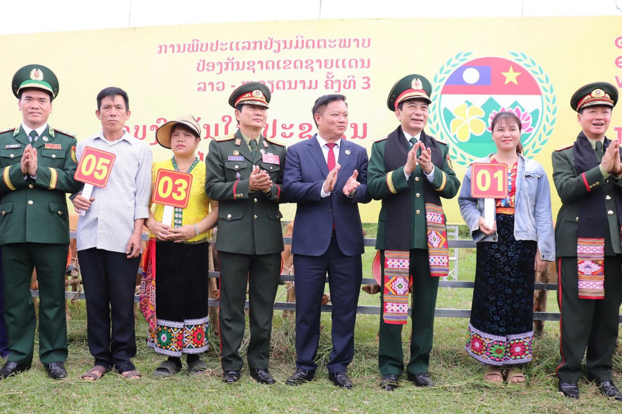 Giao lưu quốc phòng vun đắp tình hữu nghị Việt Nam - Lào