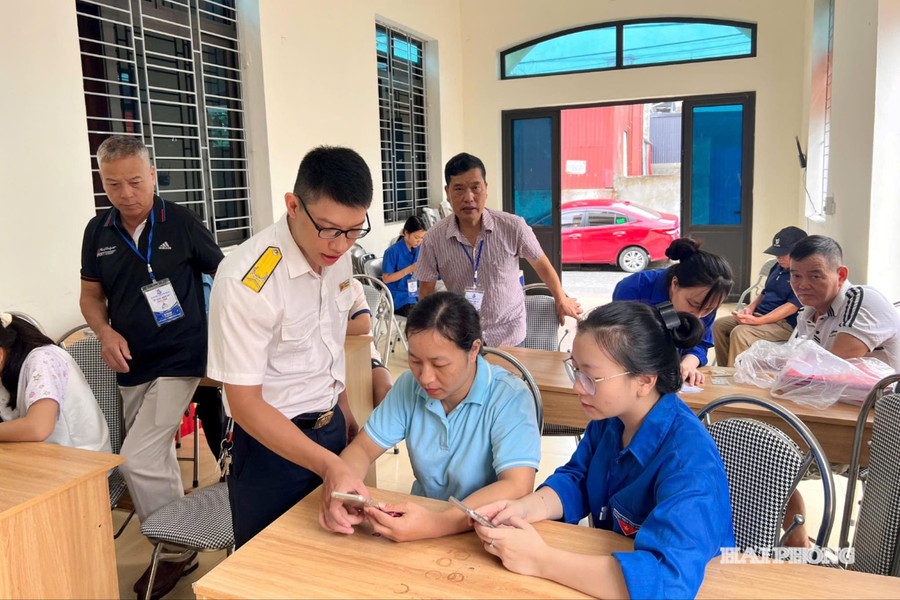 Phường Phù Liễn đồng loạt hướng dẫn người dân cài đặt, sử dụng ứng dụng số
