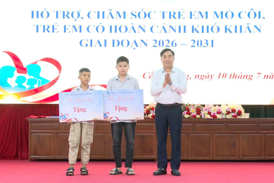 Thêm 7 trẻ ở xã Cẩm Giàng được nhận đỡ đầu trong 5 năm
