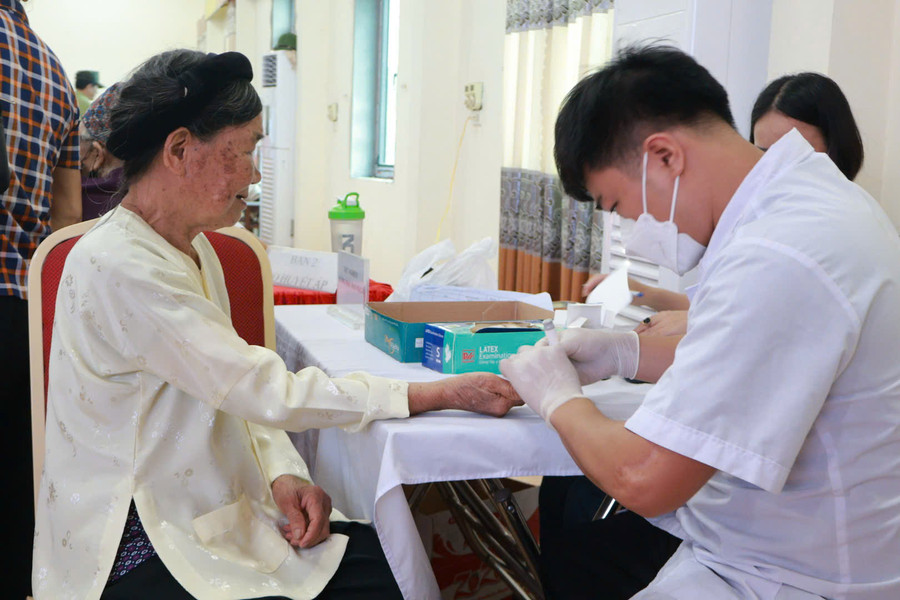 150 người có công tại phường Nam Đồng được khám sức khỏe, tặng quà